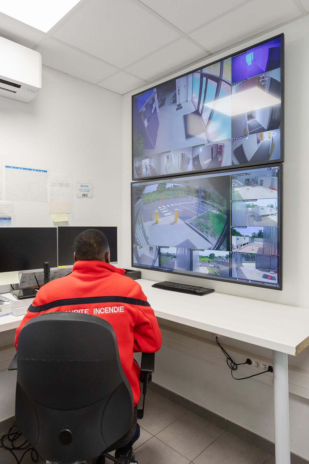 Security operations room at Thésée Datacenter