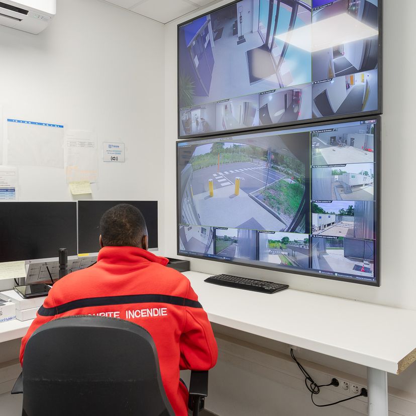 Security operations room at Thésée Datacenter