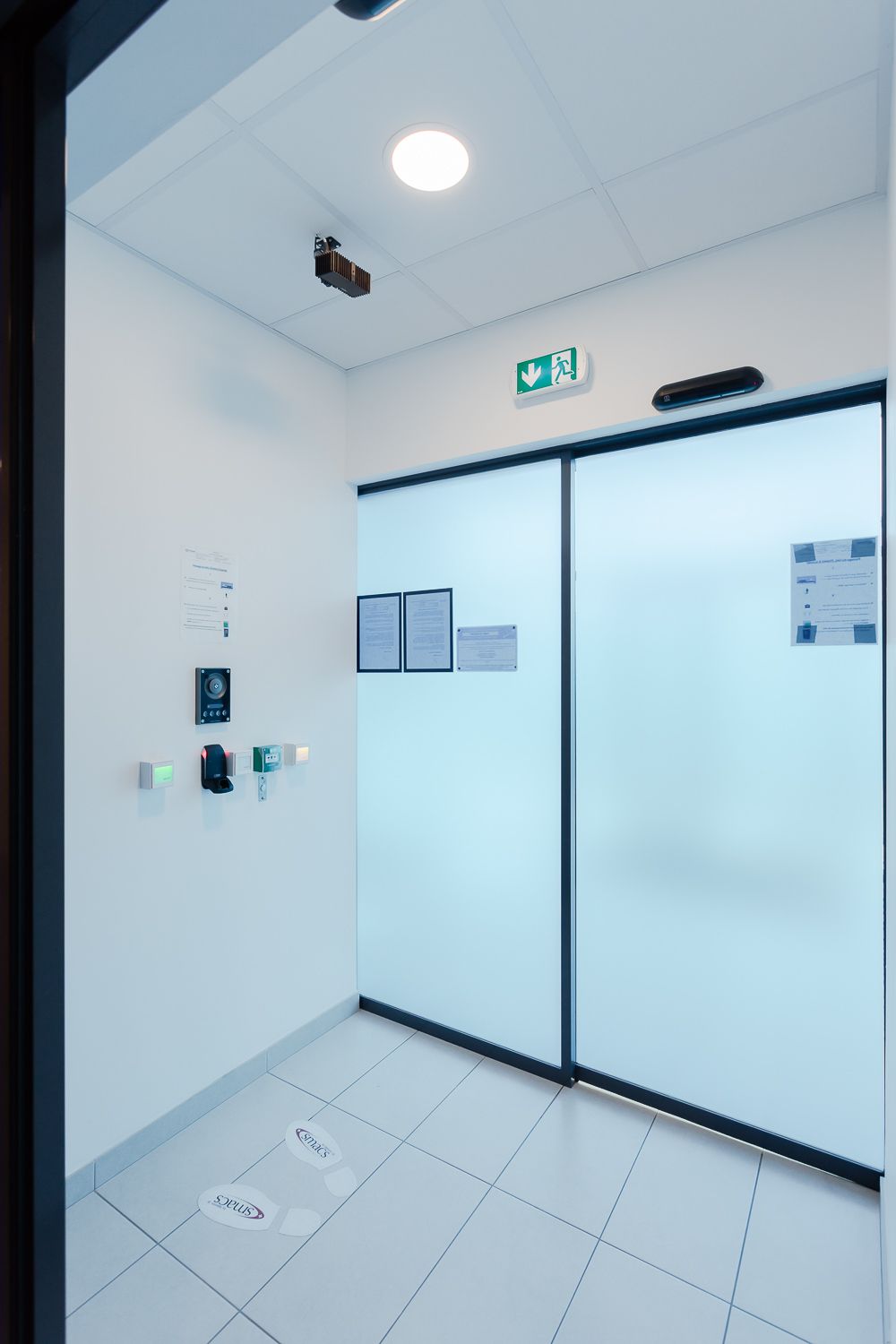 Security airlock at Thésée Datacenter