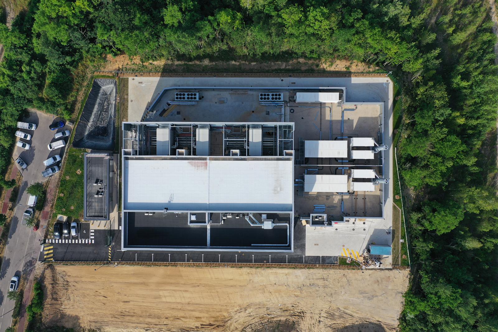 Façade du datacenter Thésée intégrée dans un environnement arboré