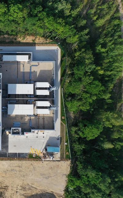 Façade du datacenter Thésée intégrée dans un environnement arboré