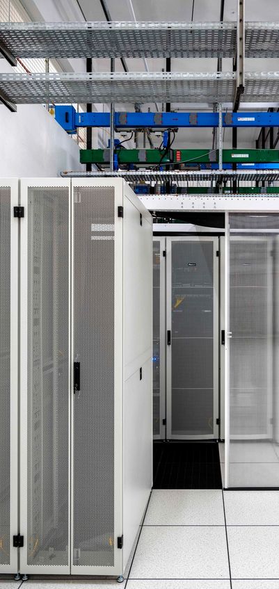 Couloir de salle informatique du data center d’Aubergenville